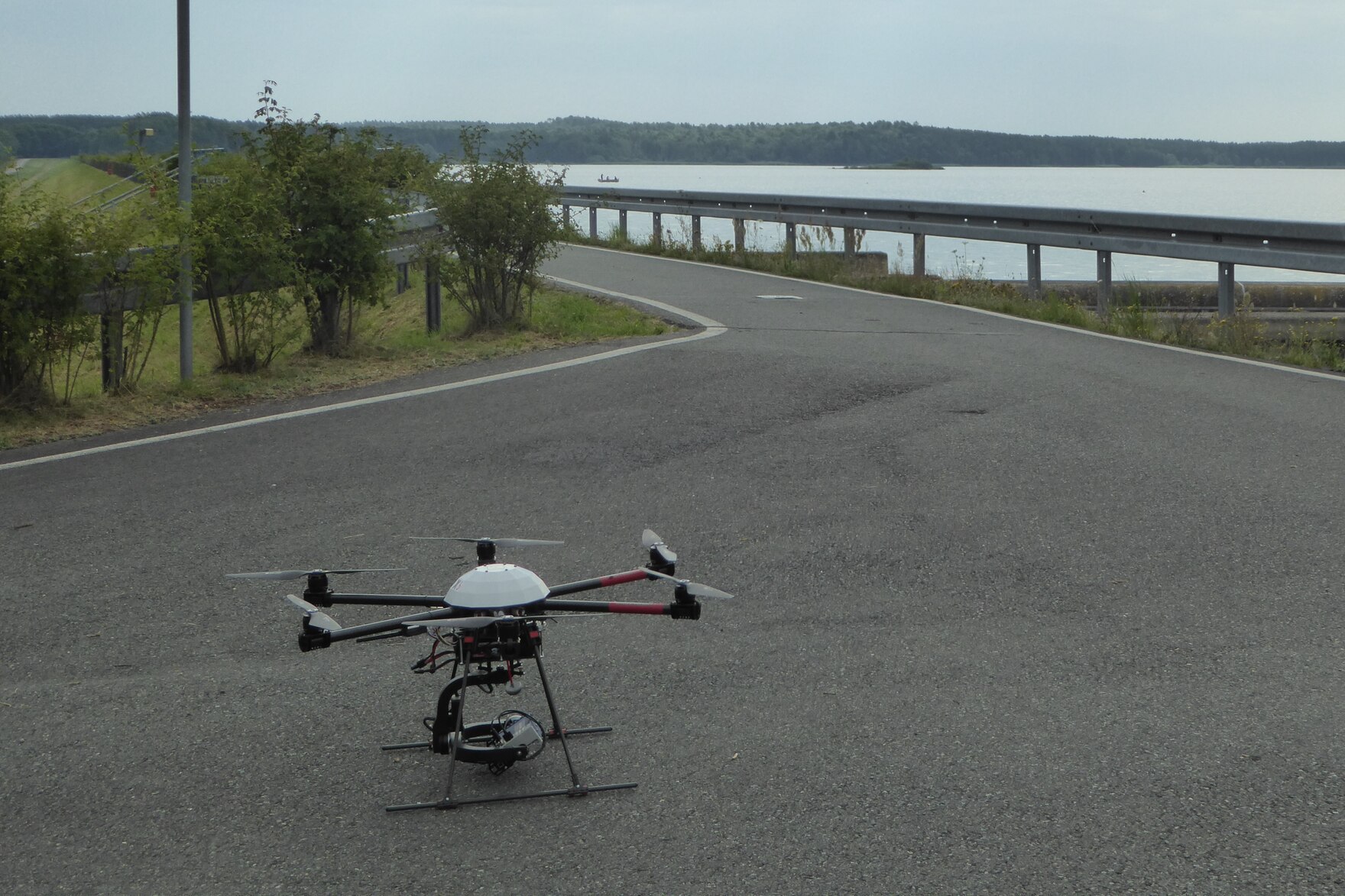 Drohne mit Multispektralkamera (XR6 von Airborne Robotics GmbH)