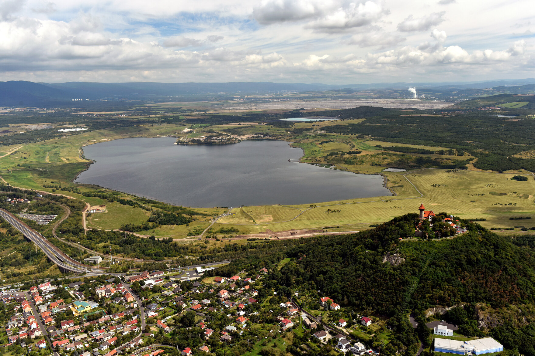 Luftbildaufnahme des Sees Most und Umgebung